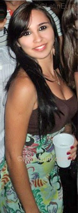 Date this hot Brazil girl Laicy from Uberlandia BR6017