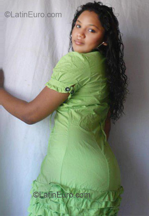Date this sultry Colombia girl Yolaine from Cartagena CO7724