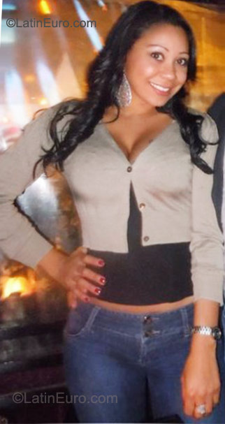 Date this attractive Colombia girl Eliana from Bogota CO8152