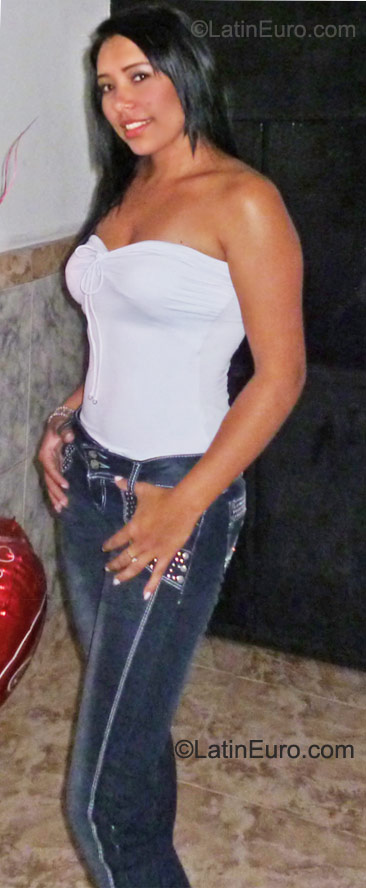 Date this fun Colombia girl Leslie from Buga CO8222