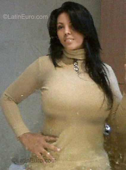 Date this young Colombia girl Geraldine from Cali CO8400