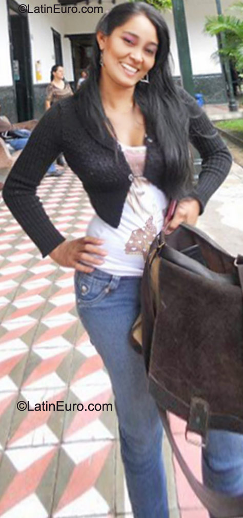 Date this charming Colombia girl Yesiica from Cali CO8481