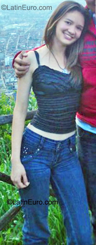 Date this nice looking Colombia girl Denise from Cali CO8542