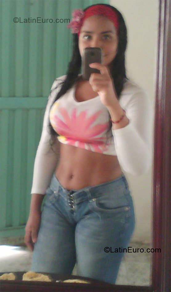 Date this athletic Colombia girl Yera from Cali CO8825