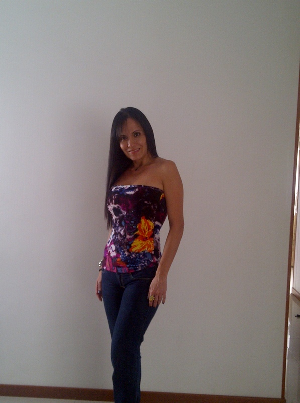 Date this sensual Colombia girl Lunitta from Cali CO9551
