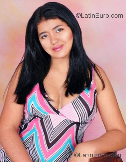 Date this nice looking Colombia girl Lunita from Cali CO9616