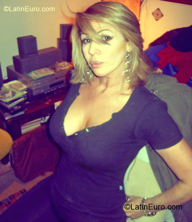 Date this good-looking Colombia girl Rochy from Bogota CO9868