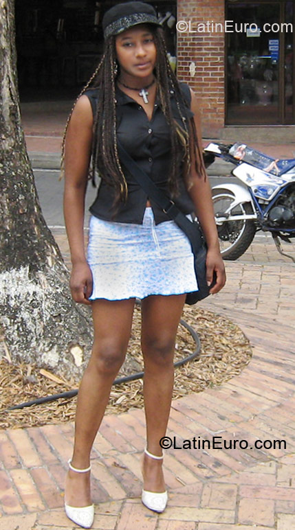 Date this nice looking Colombia girl Yenny from Bogota CO9894
