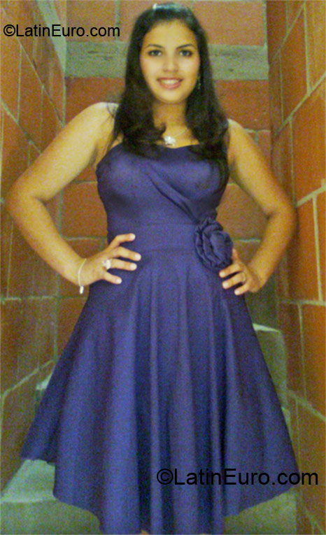 Date this nice looking Colombia girl Leidy from Cali CO10036