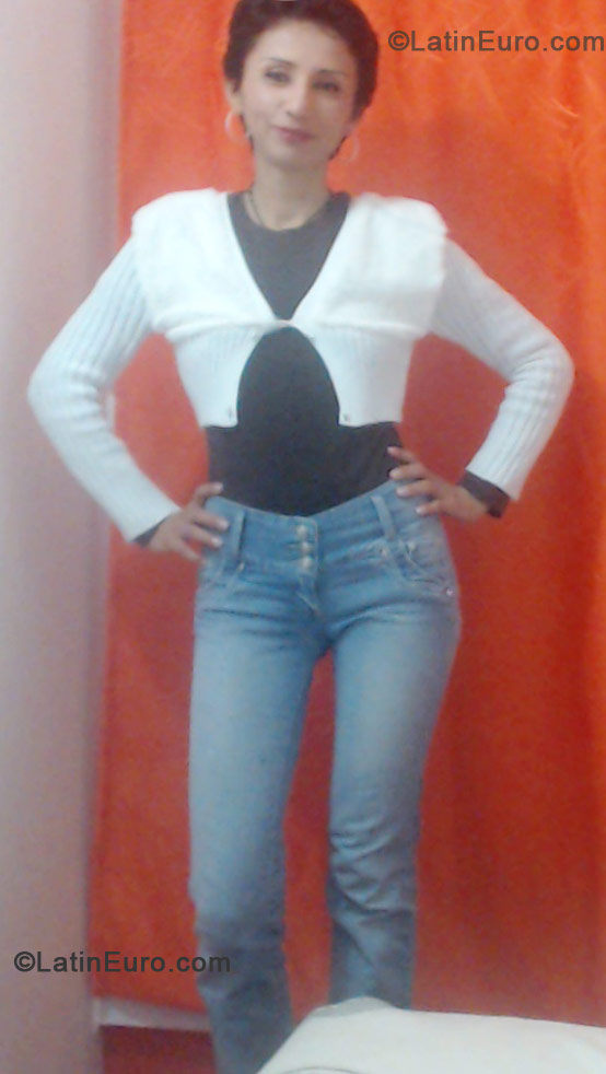 Date this attractive Colombia girl Zaida from Bogota CO10401