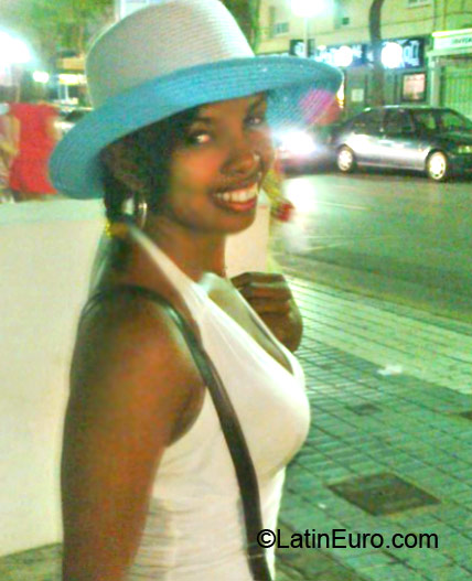 Date this lovely Colombia girl Andreina from Cartagena CO10683