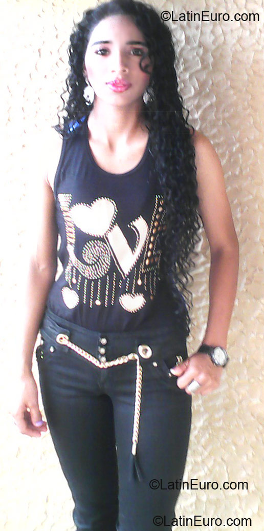 Date this gorgeous Colombia girl Diana from Armenia CO10695