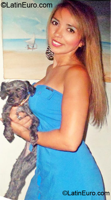 Date this sultry Brazil girl Cleo from Santos BR6940