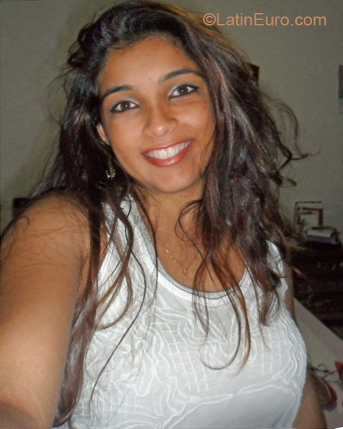 Date this attractive Brazil girl Aurelia from Goiania BR7078