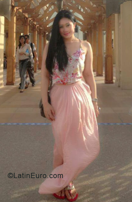 Date this foxy United Arab Emirates girl Olga from Dubai AE27