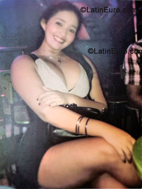 Date this attractive Colombia girl Paola from Barranquilla CO11650