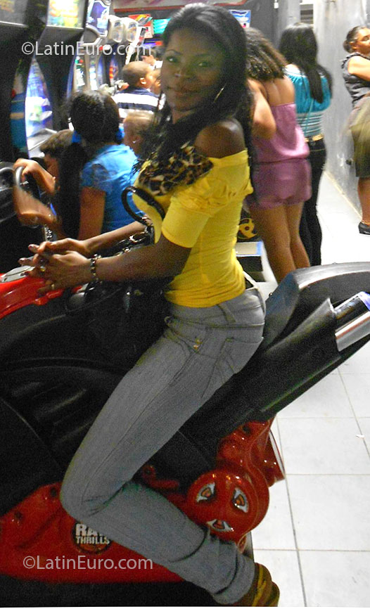 Date this gorgeous Dominican Republic girl Yani from Santo Domingo DO25587