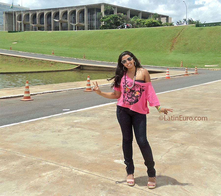 Date this good-looking Brazil girl Doriane from Brasilia BR7441