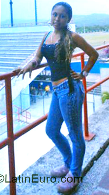 Date this sensual Colombia girl Yulli Paulin from Barranquilla CO12523