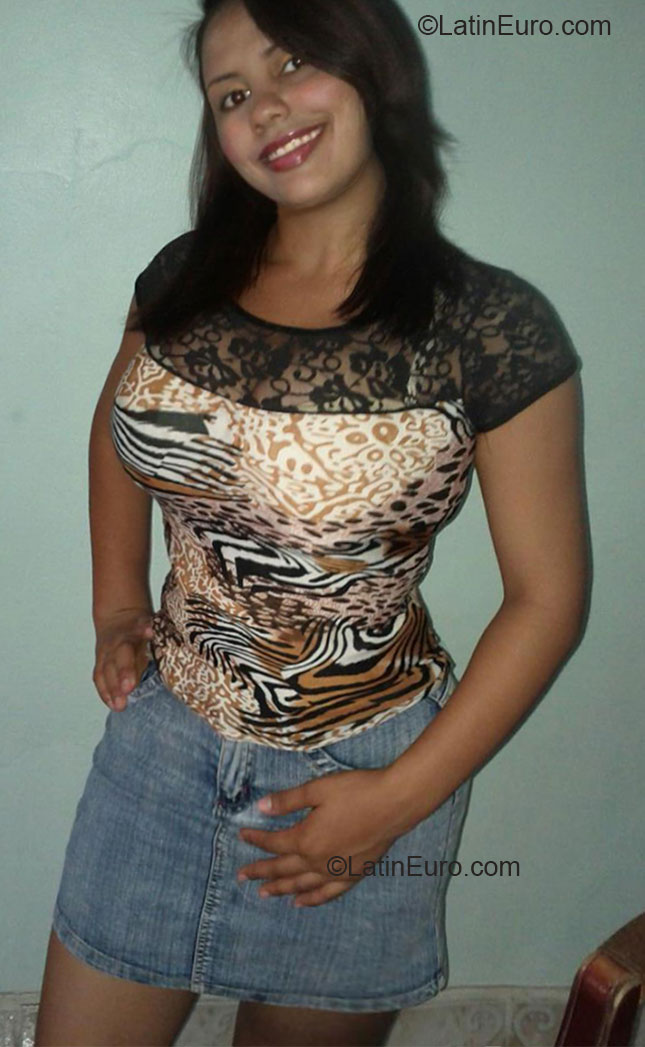Date this good-looking Dominican Republic girl Yomairie from Laromana DO18068