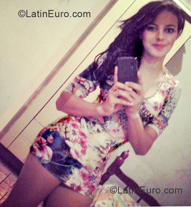 Date this beautiful Brazil girl Crislaine from Tapira BR7708