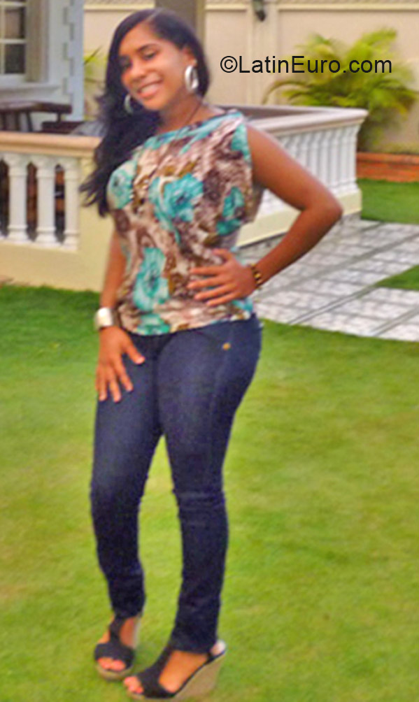 Date this nice looking Dominican Republic girl Indiana from Santo Domingo DO16499