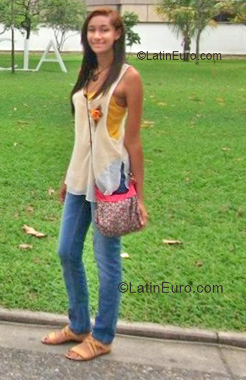 Date this lovely Venezuela girl Rosa from Valencia VE93