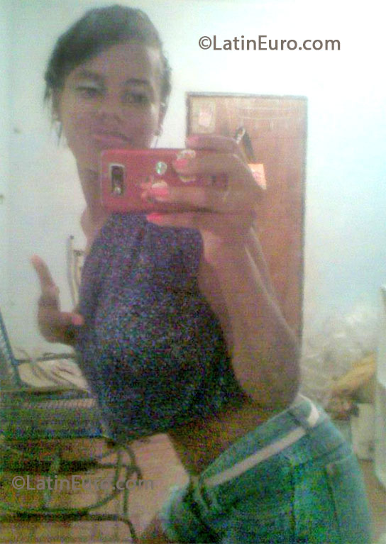 Date this georgeous Brazil girl Stephanie from Salvador BR7860