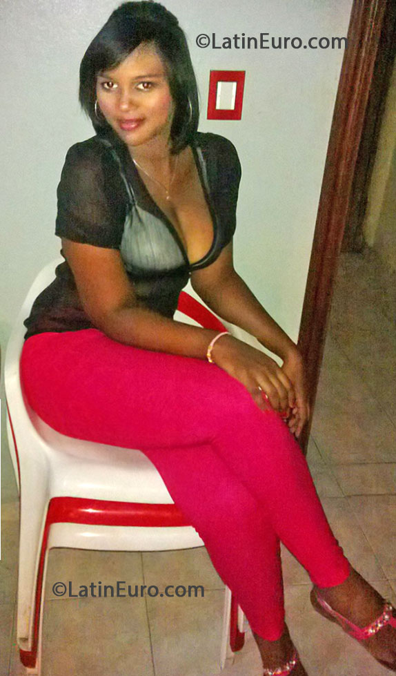 Date this foxy Dominican Republic girl Laura from Santo Domingo DO16321