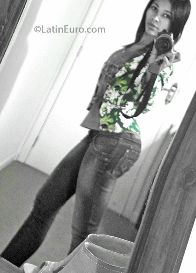 Date this good-looking Brazil girl Raquel from Palotima BR8089