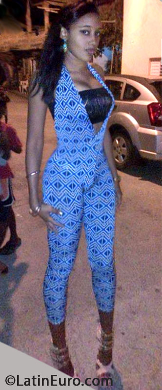 Date this happy Dominican Republic girl Angelina from Santo Domingo DO16540