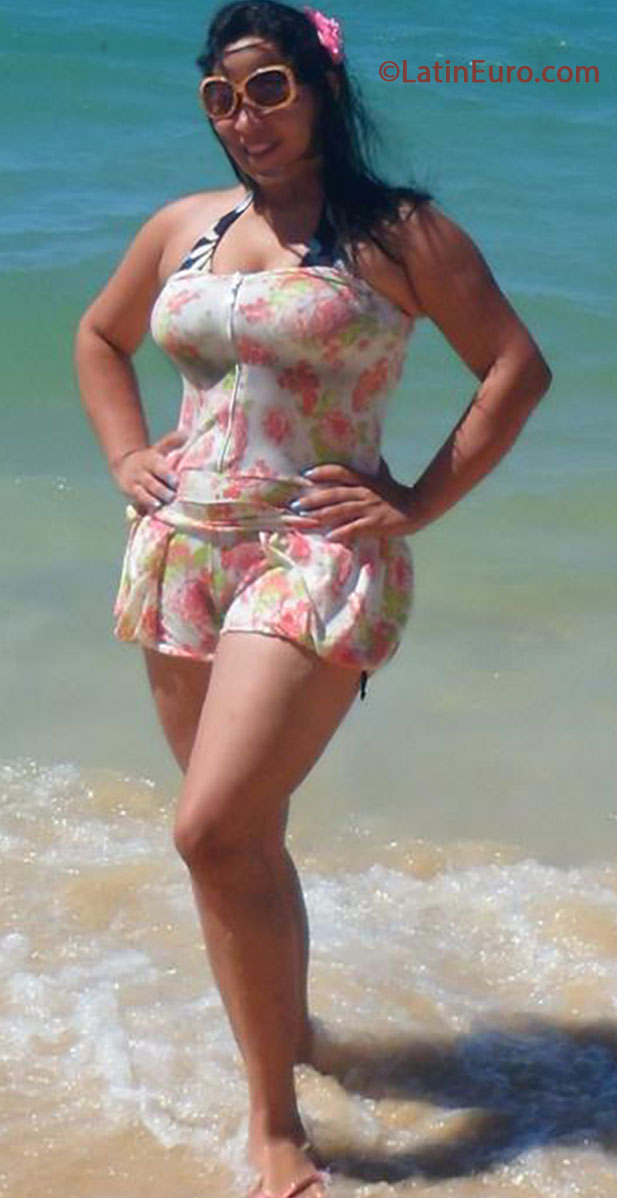 Date this attractive Brazil girl Cintthya from Palmas BR7971