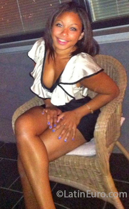 Date this delightful Brazil girl Rayara from Brasilia BR8093