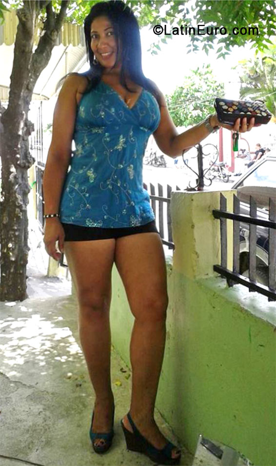Date this sensual Dominican Republic girl Teresa from Santiago DO17517