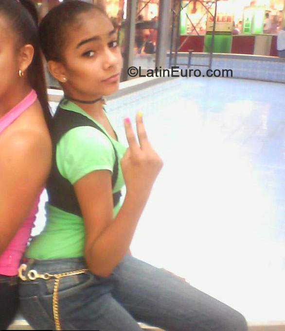 Date this foxy Dominican Republic girl Pamela from Santiago DO17932