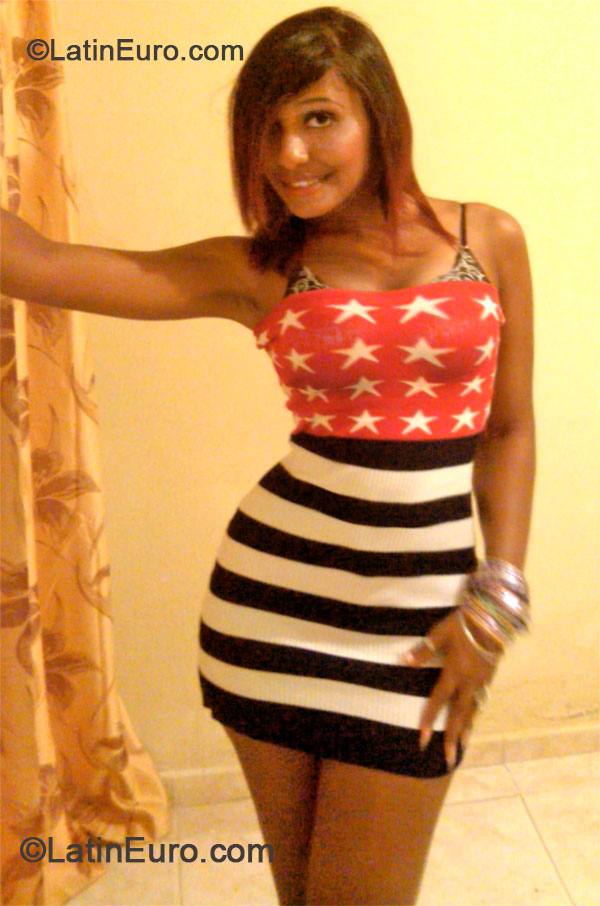 Date this foxy Dominican Republic girl Alba from Santo Domingo DO18010