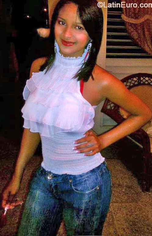 Date this nice looking Dominican Republic girl Geni from Santo Domingo DO18153