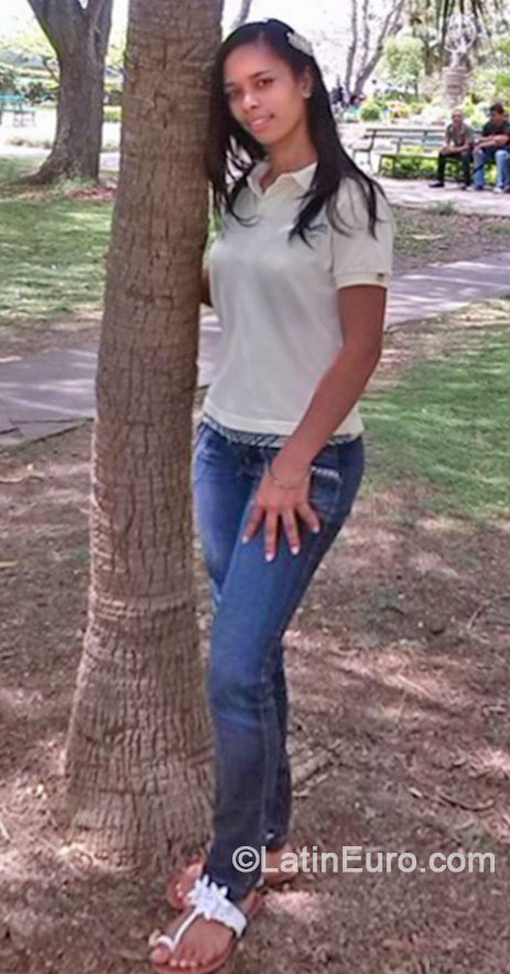 Date this athletic Dominican Republic girl Alba from Santiago DO18216