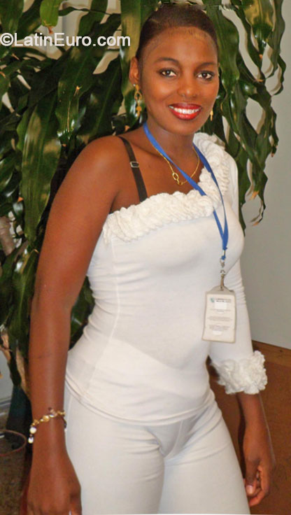 Date this lovely Colombia girl Corazon from Cali CO14710