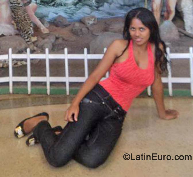 Date this athletic Brazil girl Celia from Brasilia BR8545