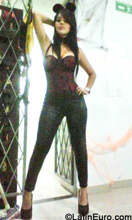 Date this charming England girl DRUW from  CO14895