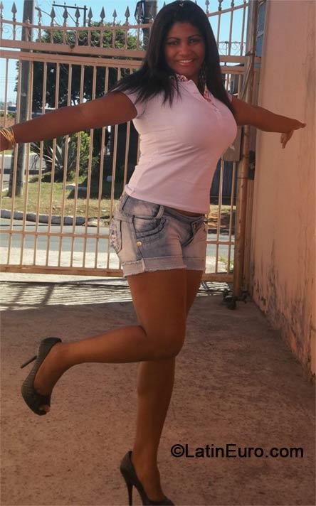 Date this athletic Brazil girl Claudia from Brasilia BR8665