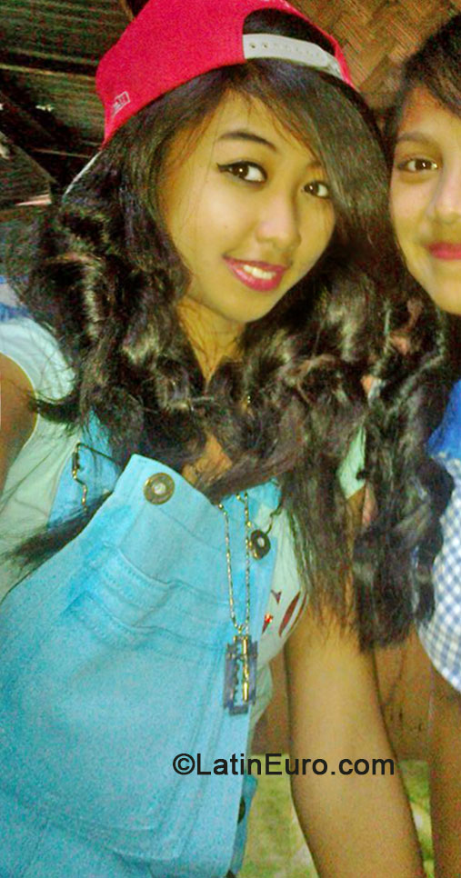 Date this happy Philippines girl Alexis from Taguig City PH637