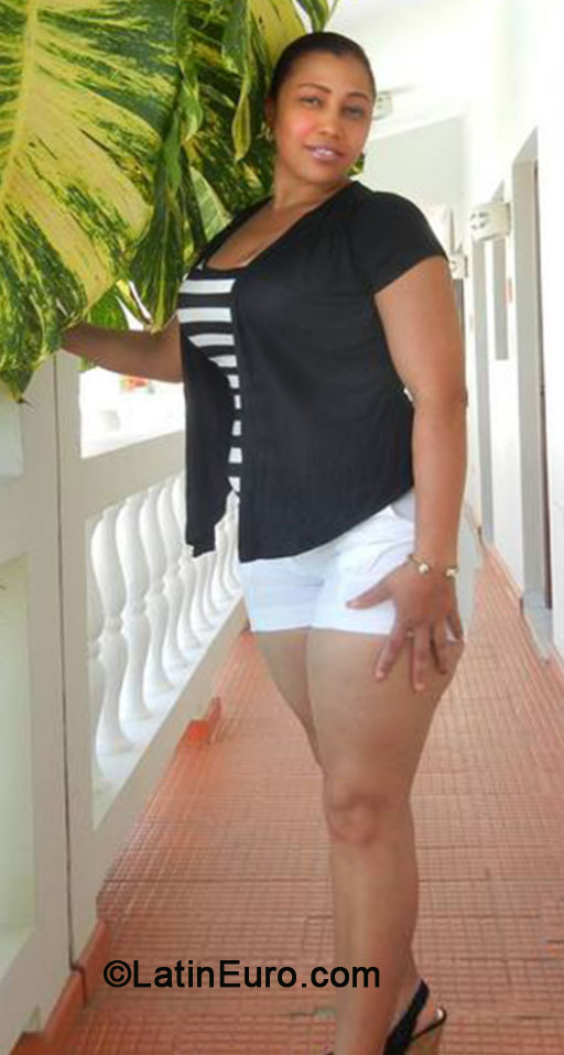 Date this nice looking Dominican Republic girl Emilia from Bonao DO18948