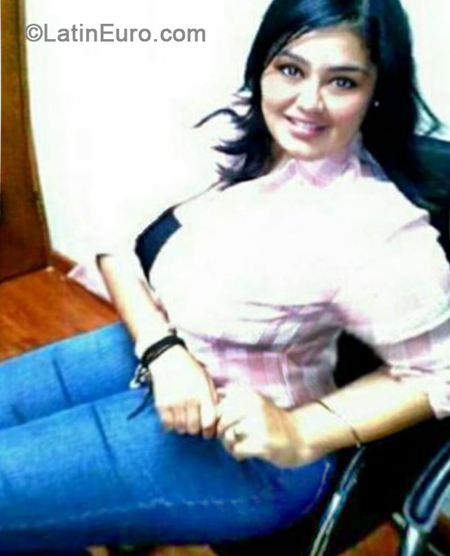 Date this gorgeous Venezuela girl Veru from Maracaibo VE236