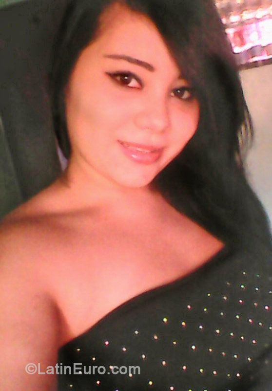 Date this attractive Colombia girl Yoanna from Medellin CO15281