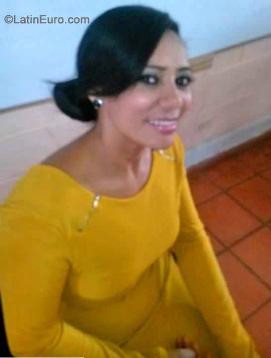 Date this pretty Dominican Republic girl Albania from Santo Domingo DO19185
