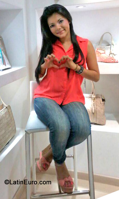 Date this sultry Colombia girl Yesenia from Bucaramanga CO15318