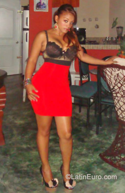 Date this attractive Dominican Republic girl DANIELA from La Vega DO19274