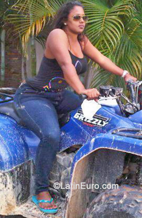 Date this sultry Dominican Republic girl Isaura from Santo Domingo DO19276